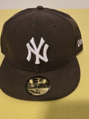 New Era NY Yankees 59FIFTY Fitted Hat - Dark Brown & White